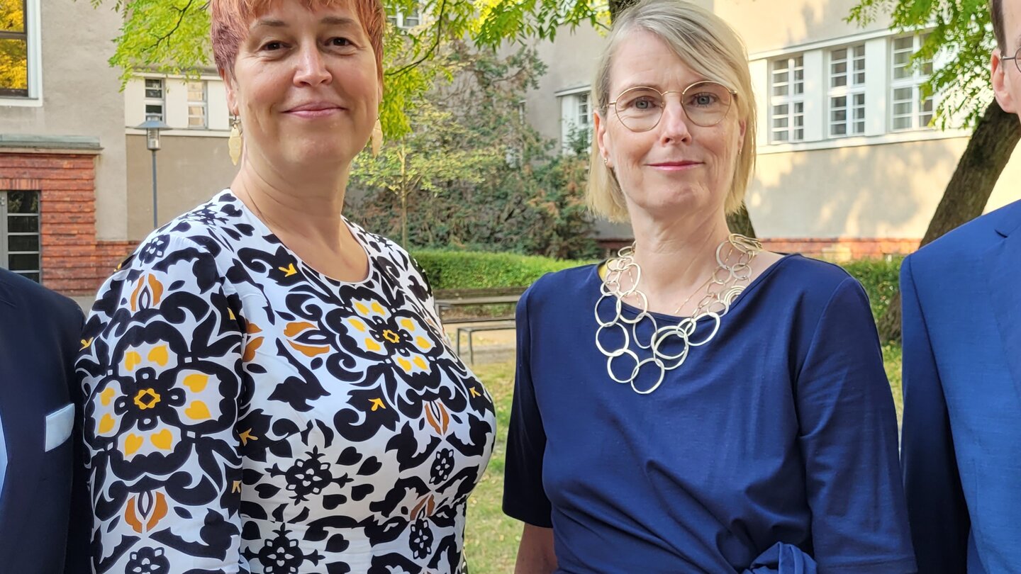 Hochschulleitung der KHSB – Prof. Dr. Reinhard Burtscher, Prof.‘in Dr. Gabriele Kuhn-Zuber, Prof.‘in Dr. Petra Mund, Kanzler Martin Wrzesinski stehen vor dem Hochschulgebäude