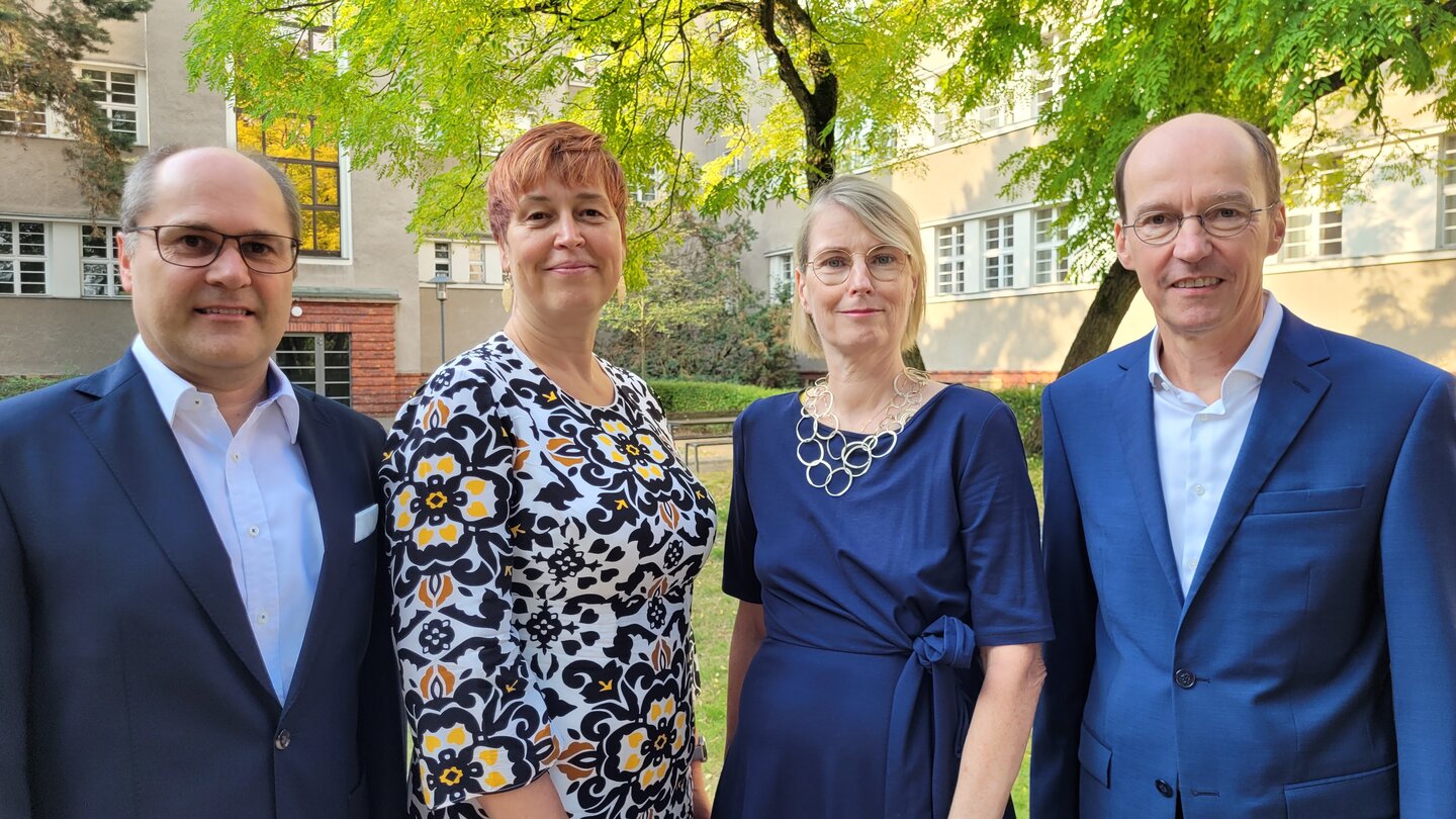 Hochschulleitung der KHSB – Prof. Dr. Reinhard Burtscher, Prof.‘in Dr. Gabriele Kuhn-Zuber, Prof.‘in Dr. Petra Mund, Kanzler Martin Wrzesinski stehen vor dem Hochschulgebäude