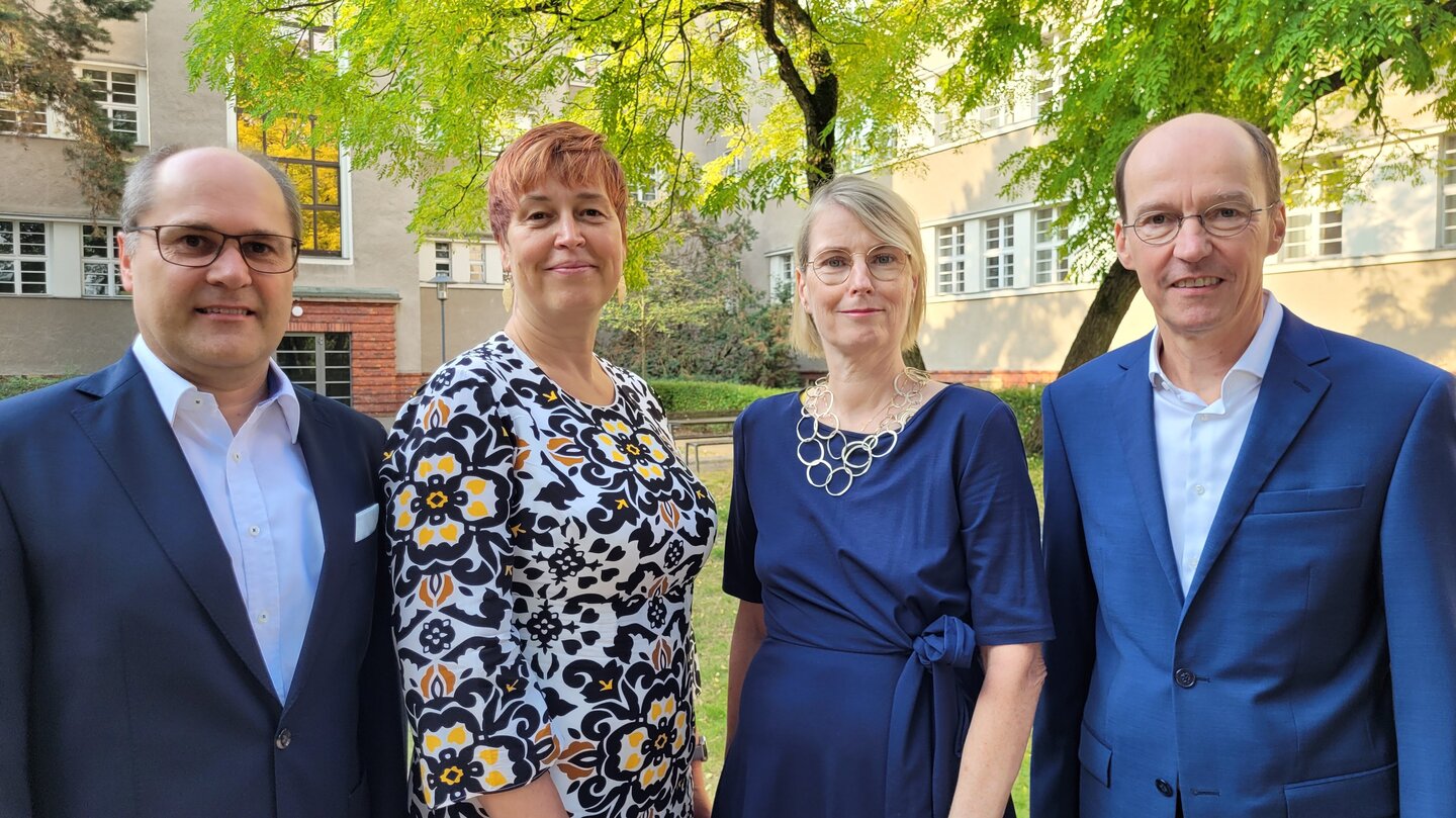 KHSB Hochschulleitung 2024 Hochschulleitung der KHSB – Prof. Dr. Reinhard Burtscher, Prof.‘in Dr. Gabriele Kuhn-Zuber, Prof.‘in Dr. Petra Mund, Kanzler Martin Wrzesinski stehen vor dem Hochschulgebäude