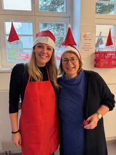 Schulleitung des KSES Nia Selenski und Ursula Mai mit Weihnachtsmützen