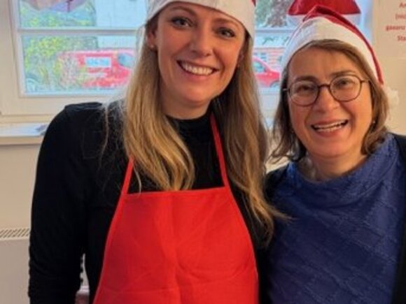 Schulleitung des KSES Nia Selenski und Ursula Mai mit Weihnachtsmützen