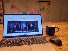 Laptopbildschirm mit der Website Zeit online