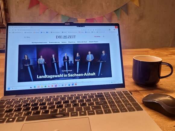 Laptopbildschirm mit der Website Zeit online