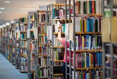 Die Bücherregale in der Bibliothek sind zu sehen. 