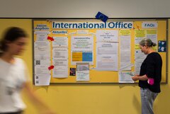 International Office Symbolbild Tafel im Hintergrund