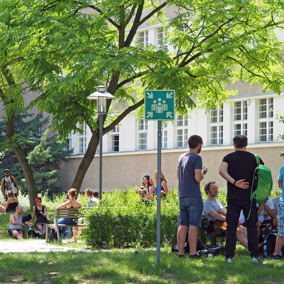 Studierende auf dem Innenhof