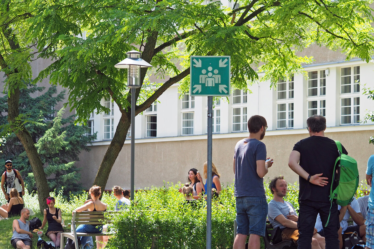 Studierende auf dem Innenhof
