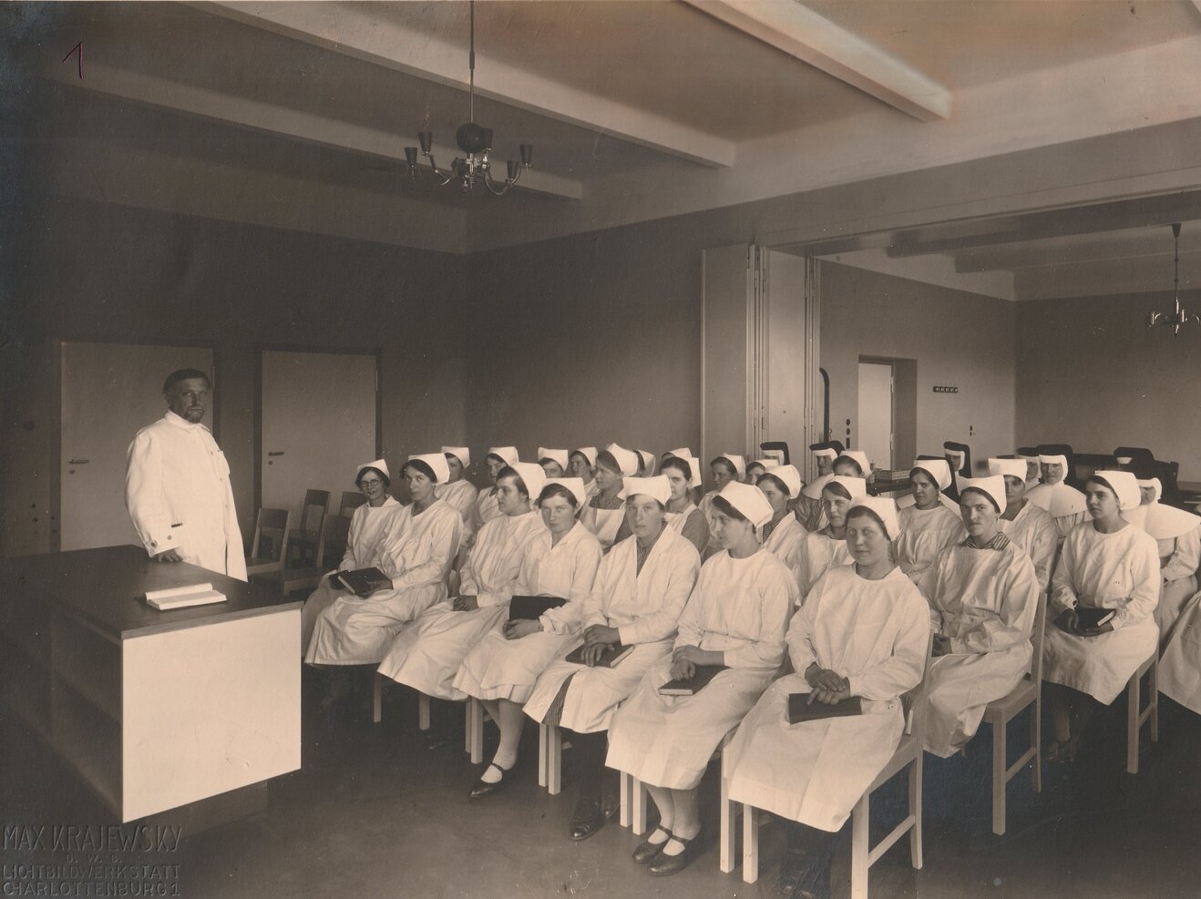 Paul Lazarus in der Ausbildung der Schwestern, 