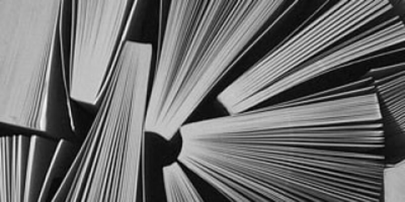 Viele Bücherkanten von oben