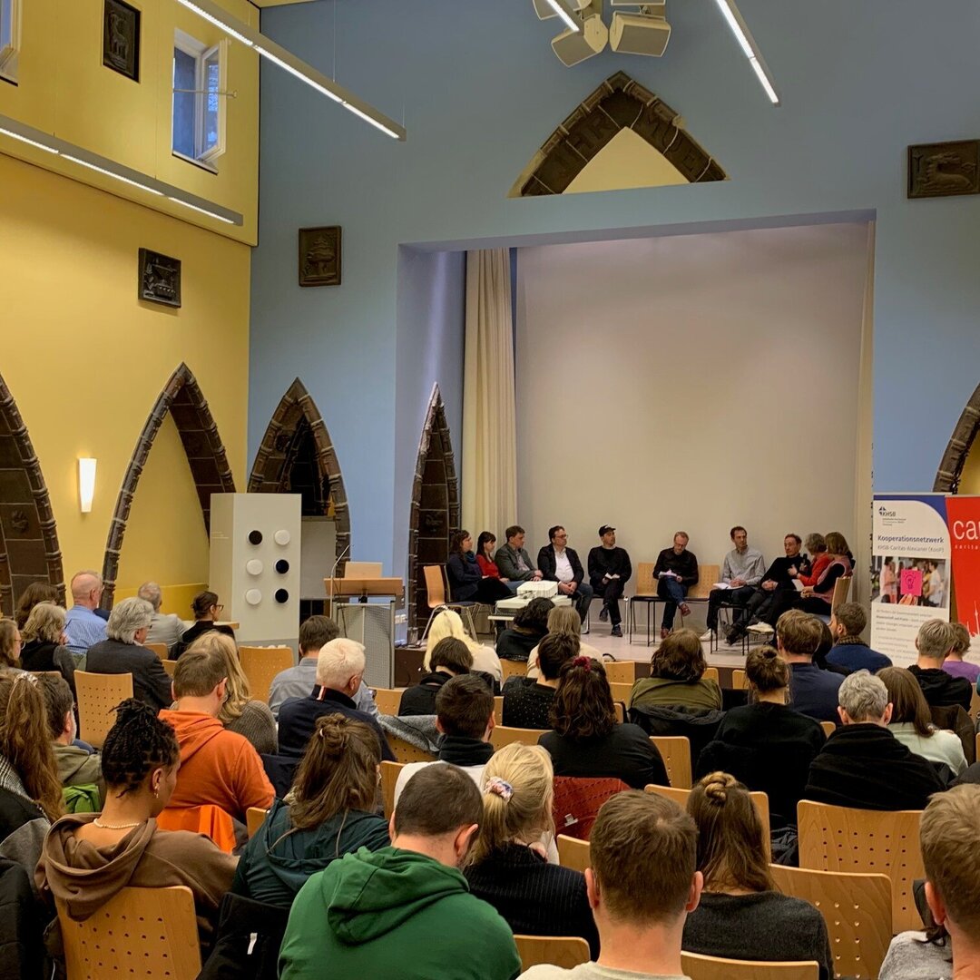 Tagungsteilnehmende sitzen zur KI-Fachtagung in der Aula der KHSB.