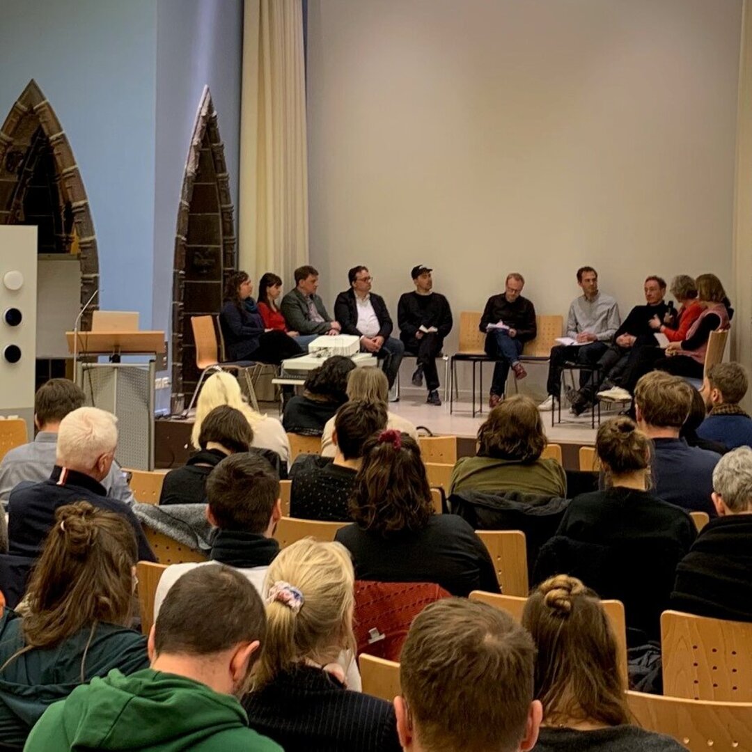 Tagungsteilnehmende sitzen zur KI-Fachtagung in der Aula der KHSB.