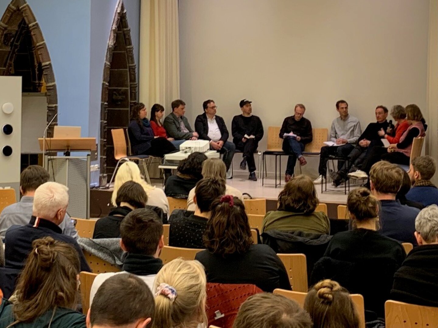 Tagungsteilnehmende sitzen zur KI-Fachtagung in der Aula der KHSB.