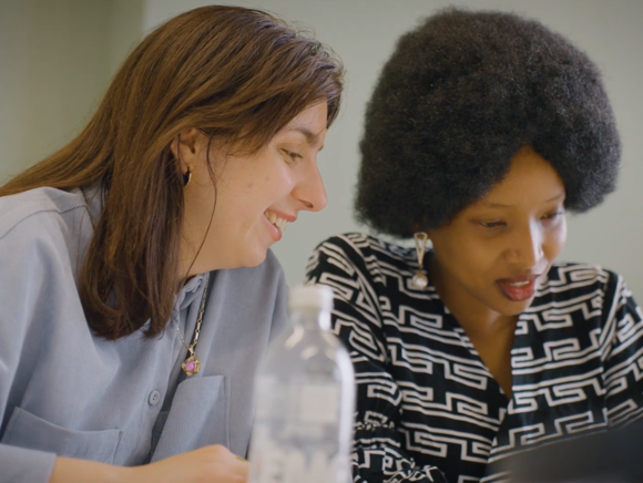 zwei Frauen schauen auf Dokument, Ausschnitt aus dem RKHD-Film 2025