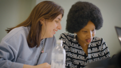 zwei Frauen schauen auf Dokument, Ausschnitt aus dem RKHD-Film 2025