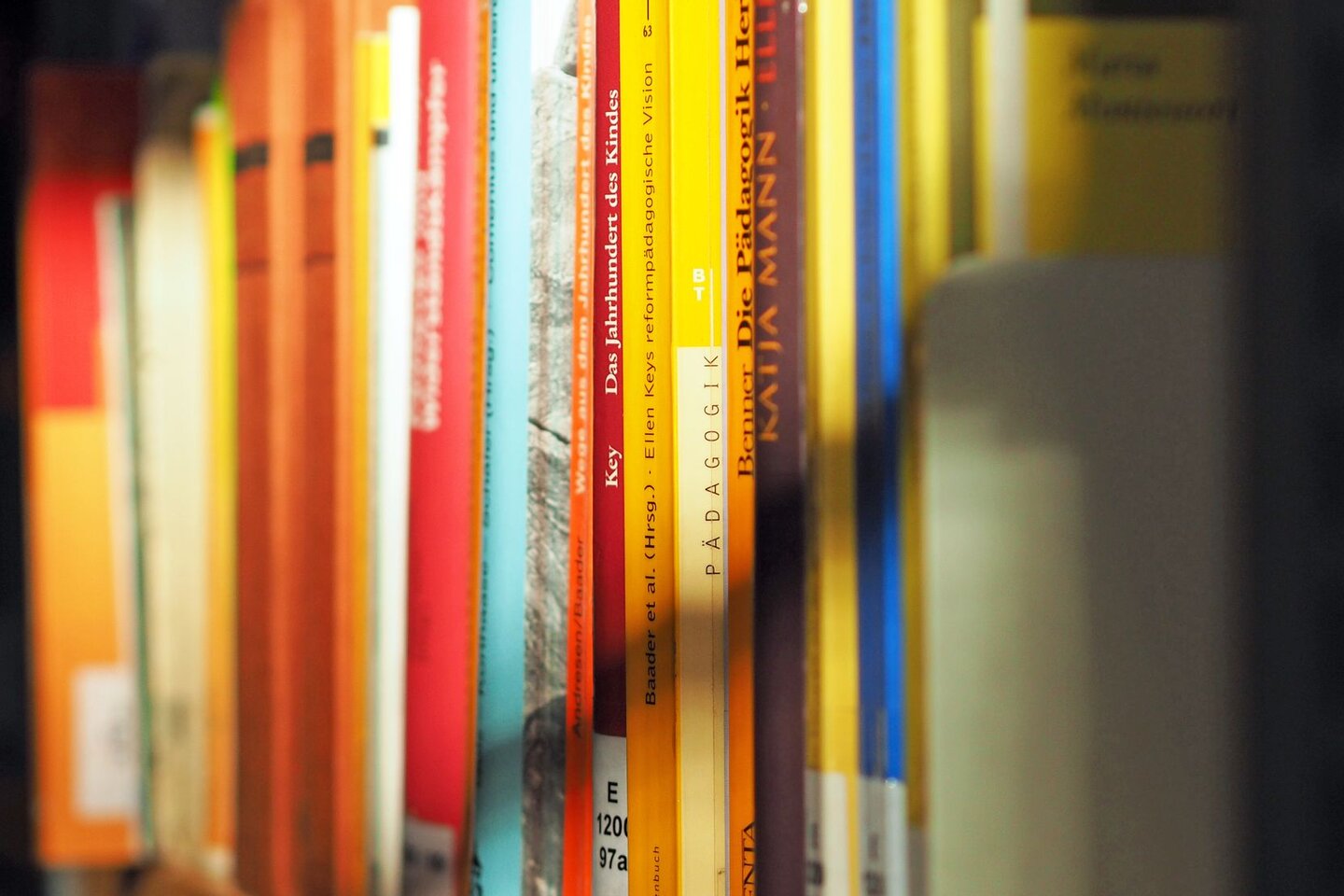 Bücherregal im Halbschatten