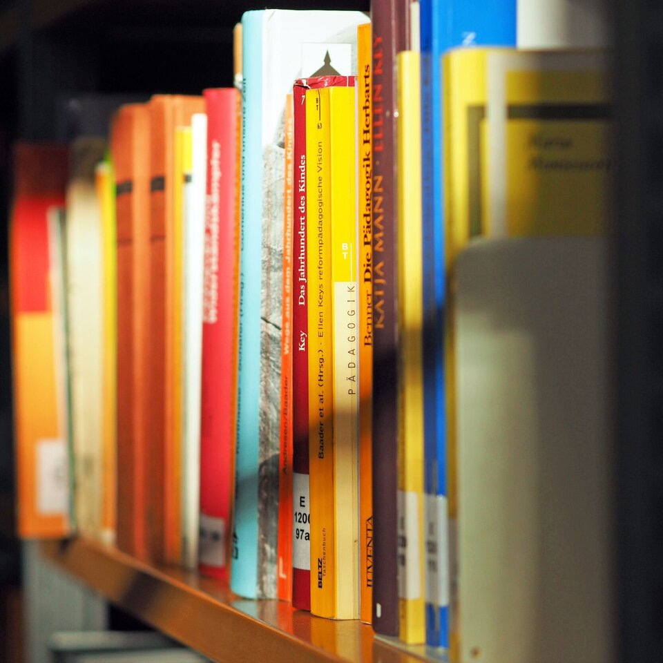 Bücherregal im Halbschatten