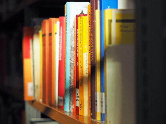 Bücherregal im Halbschatten