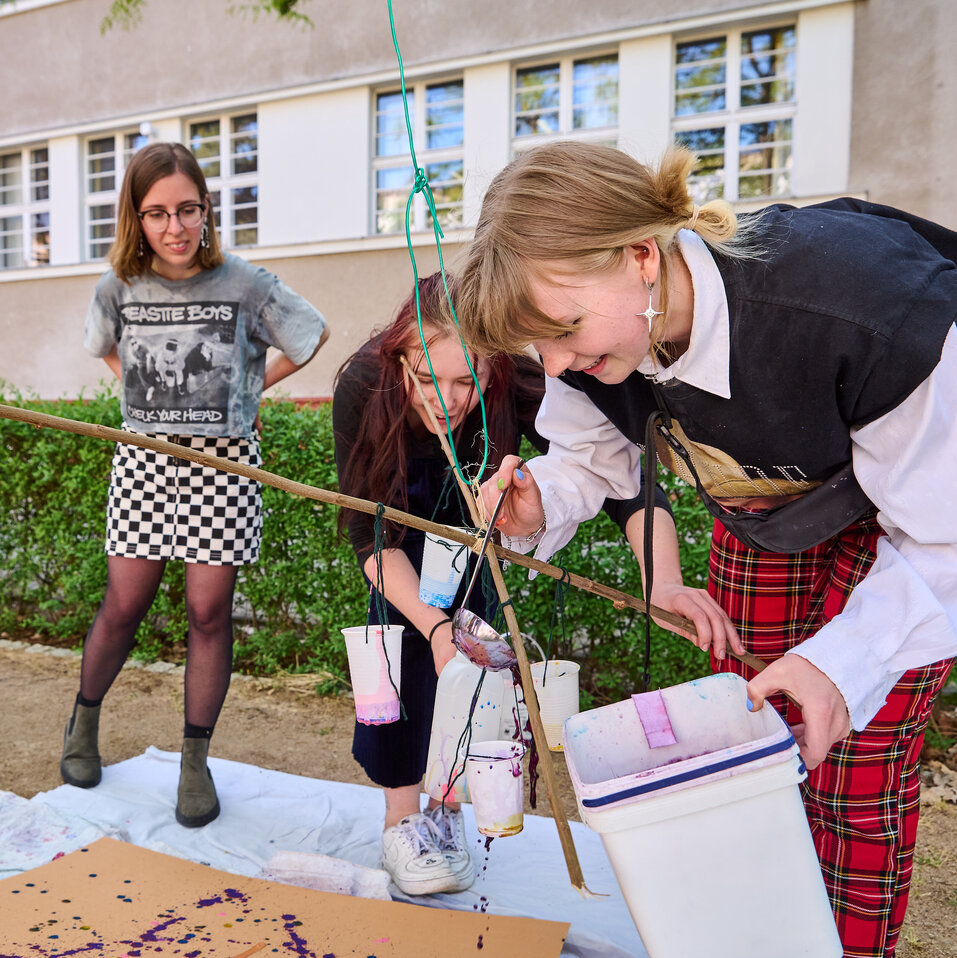 Studierende arbeiten im Innenhof der KHSB an einem Kunstprojekt.