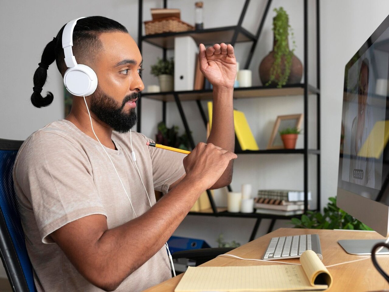 Mann telefoiert mit Headset bei der Arbeit