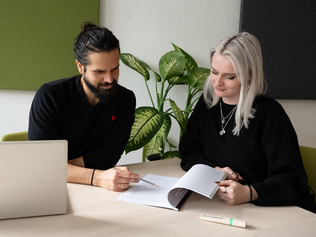 Zwei Personen in einer Beratungssituation