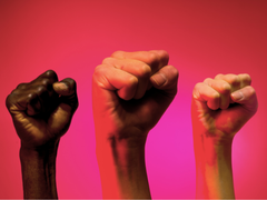 Fäuste in die Luft gereckt