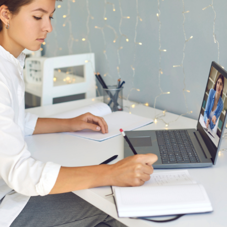Symbolbild: Videosprechstunde, Frau sitzt am Laptop im Beratungscall, in der rechten Ecke ist das KHSB Studiums Icon zu sehen