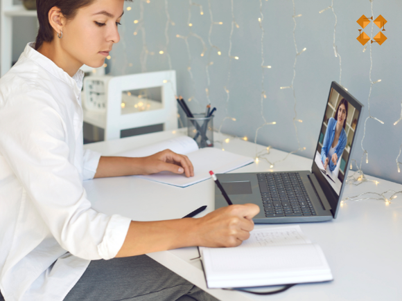 Symbolbild: Videosprechstunde, Frau sitzt am Laptop im Beratungscall, in der rechten Ecke ist das KHSB Studiums Icon zu sehen