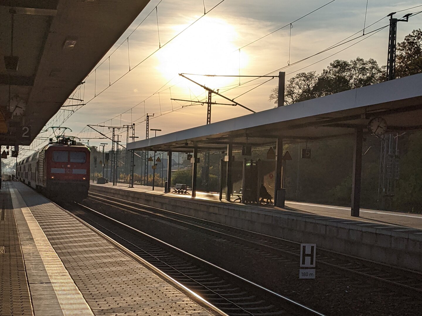 S-Bahnhaltestelle mit einfahrender Bahn