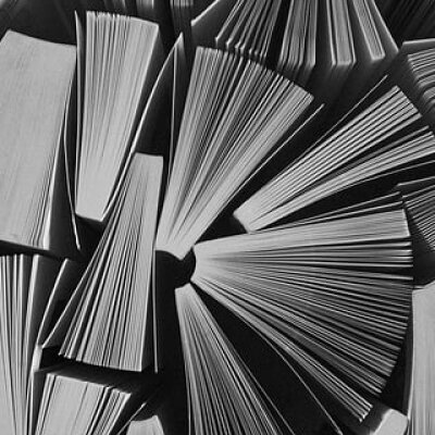 Viele Bücherkanten von oben