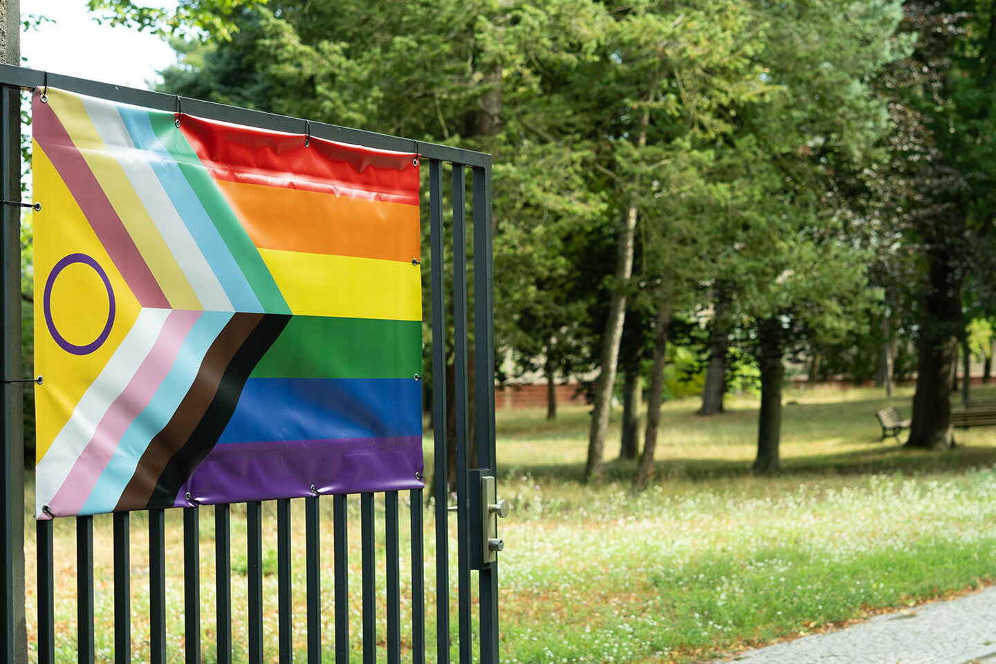 Inter*Inclusive Pride-Flagge am KHSB-Tor