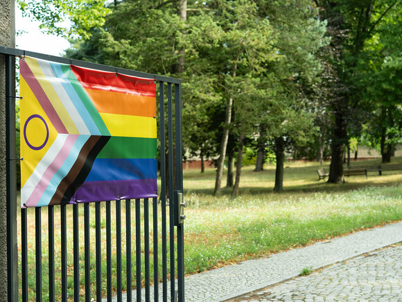 Inter*Inclusive Pride-Flagge am KHSB-Tor