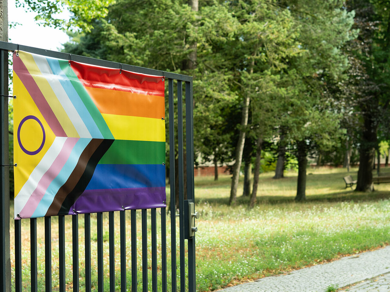 Inter*Inclusive Pride-Flagge am KHSB-Tor