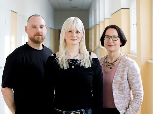 v.l.n.r.: Praxisvertreter André Schubert, dual Studierende Marie Vieher, Studiengangsleiterin Prof. Dr. Ulrike Brizay
