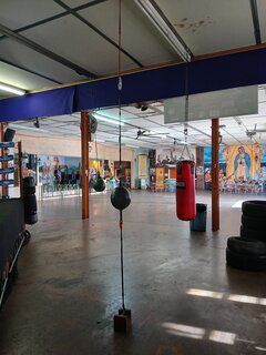 Casa Guanajuato in Süd-Dallas. Multifunktionsraum für Treffen, Versammlung, Tanzveranstaltungen, Fitness und hinten unter der Guadeloupe ist ein Tee- und Schwätzplatz... in dem Kulturzentrum der Mexikaner*innen.