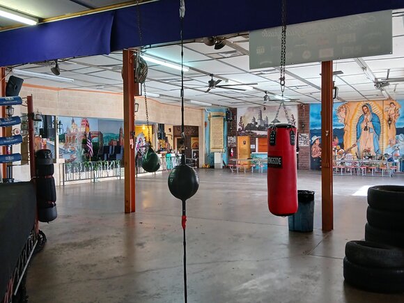 Casa Guanajuato in Süd-Dallas. Multifunktionsraum für Treffen, Versammlung, Tanzveranstaltungen, Fitness und hinten unter der Guadeloupe ist ein Tee- und Schwätzplatz... in dem Kulturzentrum der Mexikaner*innen.