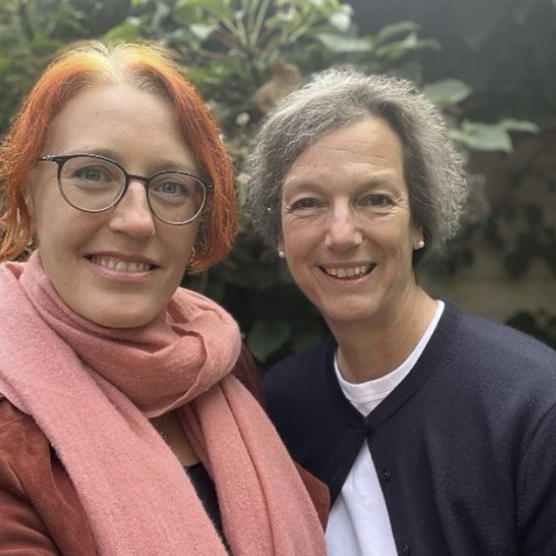 Frau Dr. Ulrike Kollodzeiski und Annette Edenhofer (v.r.)