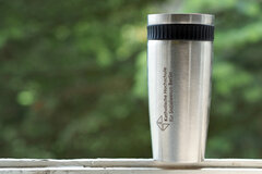 Ein Thermosbecher mit dem Logo der KHSB. 