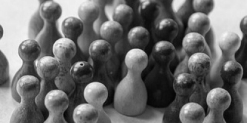 Eine Gruppe verschieden farbiger Spielfiguren