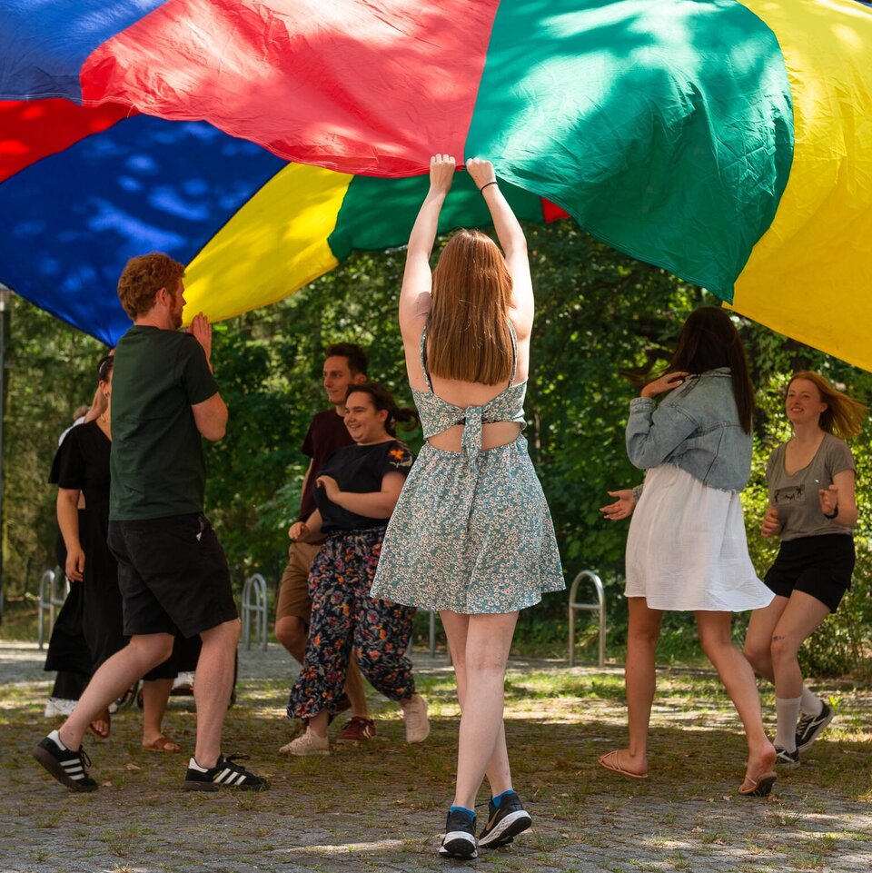 Studierdende in Interaktion auf dem Campus