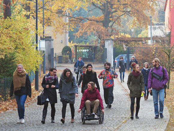 KHSB, Studierende laufen die Auffahrt entlang