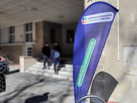 Sozialer Bildungscampus Beachflag des KSES auf dem KHSB-Campus