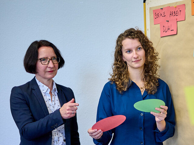 Mitarbeiterinnen der KHSB stehen vor einer Metaplanwand.