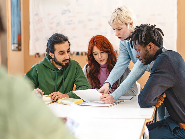 Studierende diskutieren am Tisch