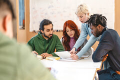 Studierende diskutieren am Tisch