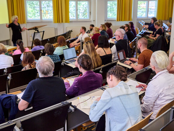 Studierende sitzen im vollen Hörsaal der KHSB.