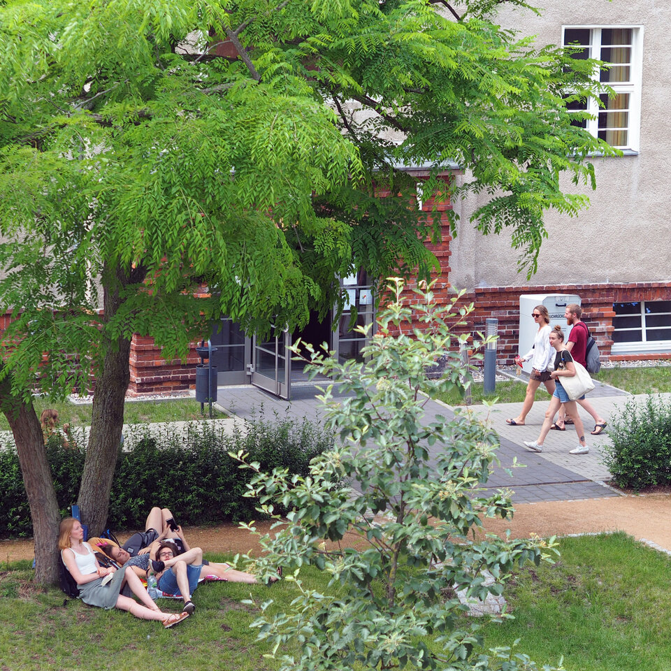 190611_KHSB_Studierende_Campus_Heinrich_018 Studierende im Innenhof der KHSB.