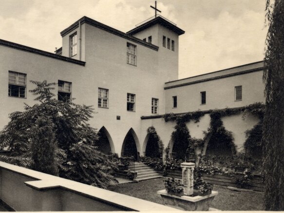 Historische Aufnahme zeigt den Innenhof des damaligen St. Antonius-Krankenhauses.