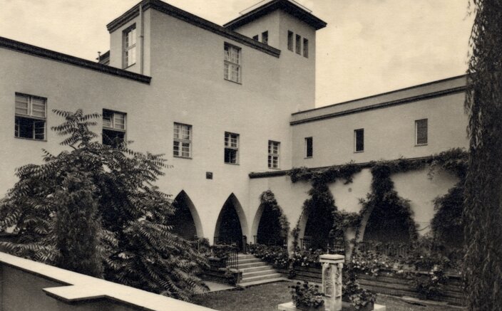 Historische Aufnahme zeigt den Innenhof des damaligen St. Antonius-Krankenhauses.