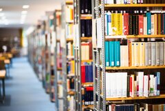 Bücherregale in der Bibliothek der KHSB.