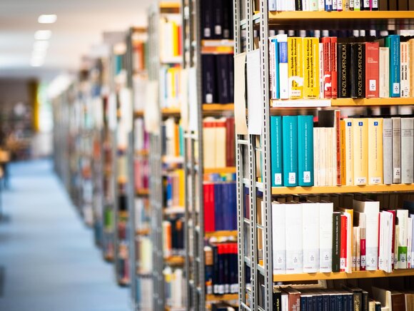 Bücherregale in der Bibliothek der KHSB.